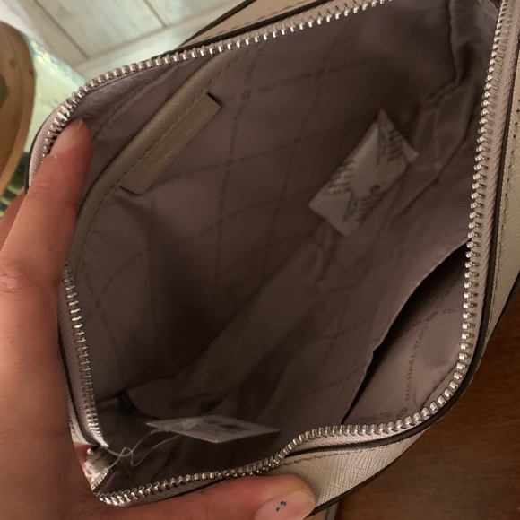 Last one ‼️New MK Jet Set Crossbody - Picture 5 of 5